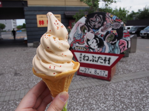 清水森ナンバソフト+一味トッピング:津軽藩ねぷた村*ソフトクリームめぐり(59)_b0147224_21542644.jpg