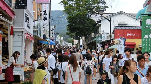 旧軽銀座は昭和レトロの 観光資源 ときどき軽井沢
