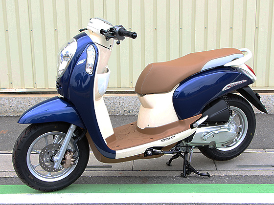 スクーピ-110iにバイクザシートインサイド_e0114857_2364830.jpg