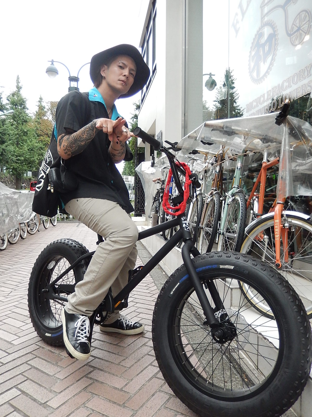 8月25日　渋谷　原宿　の自転車屋　FLAME bike前です_e0188759_1771223.jpg