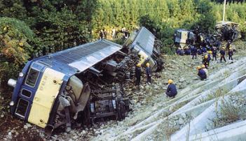暴走機関車 今は素晴らしい世の中で 明るい未来が待っている 暴走機関車 今は素晴らしい世の中で 明るい未来が待っている