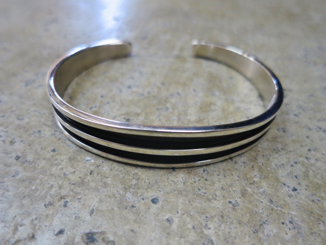 やはり今でしょ?? Navajo ARTIST ・・・ NORA BILL & Tee Mace 追加入荷!!_d0152280_1149305.jpg