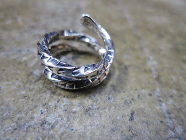 連続でのSILVER 関連・御紹介。。。Tsunai Haiya よりSnake RING とSnake BANGLE!!_d0152280_12472988.jpg