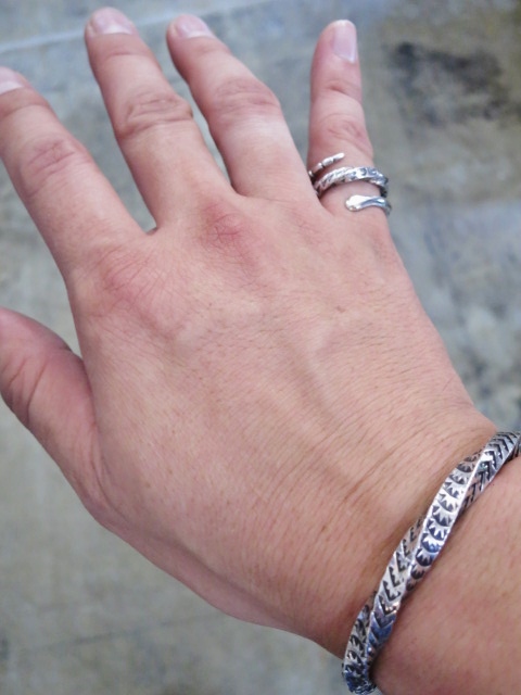連続でのSILVER 関連・御紹介。。。Tsunai Haiya よりSnake RING とSnake BANGLE!!_d0152280_12533087.jpg