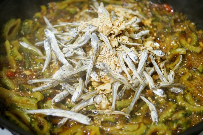 ■常備菜【拘りのゴーヤの佃煮】食べる小魚／胡桃入りです♪ゴーヤの大量消費大作戦！！_b0033423_2250594.jpg