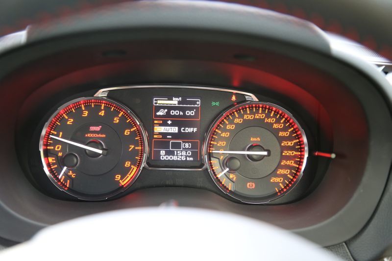 最新の「WRX STI」を抱くように走る_f0076731_10520724.jpg