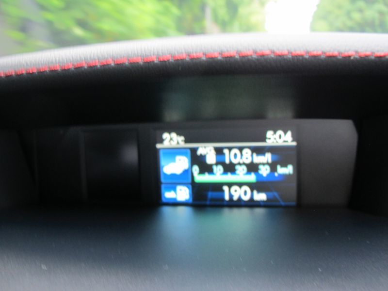 最新の「WRX STI」を抱くように走る_f0076731_10534724.jpg