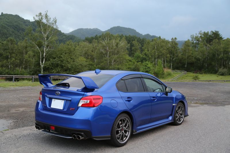 最新の「WRX STI」を抱くように走る : 中津スバルの濃い 最新の「WRX STI」を抱くように走る : 中津スバルの濃い