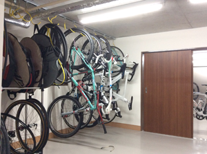 夏の思い出 豪邸の自転車部屋 色彩の子ども 夏の思い出 豪邸の自転車部屋 色彩の子ども