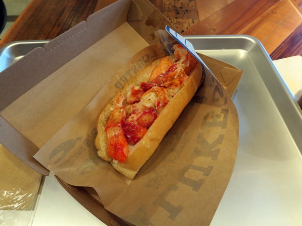 【J.S.Foodies】日本初上陸Luke’sのロブスターロール_b0009849_1571943.jpg