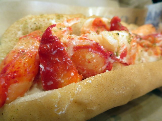 【J.S.Foodies】日本初上陸Luke’sのロブスターロール_b0009849_1573383.jpg