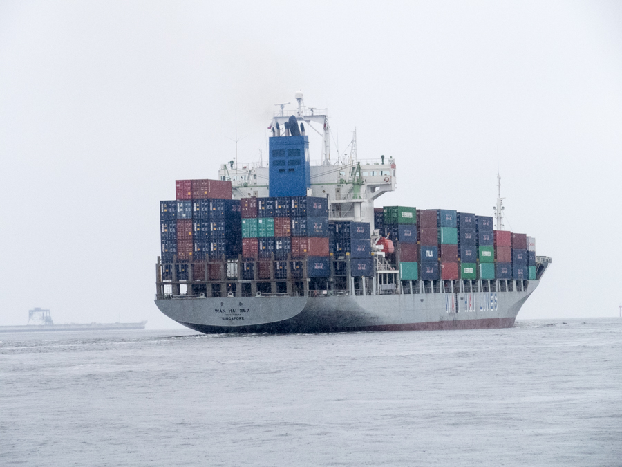 羽田沖で見かけた船_d0192516_21325999.jpg