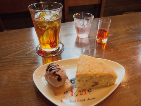 クランベリー入りバナナケーキ:RABBIT CREEK TEAROOM(弘前市)_b0147224_21365759.jpg
