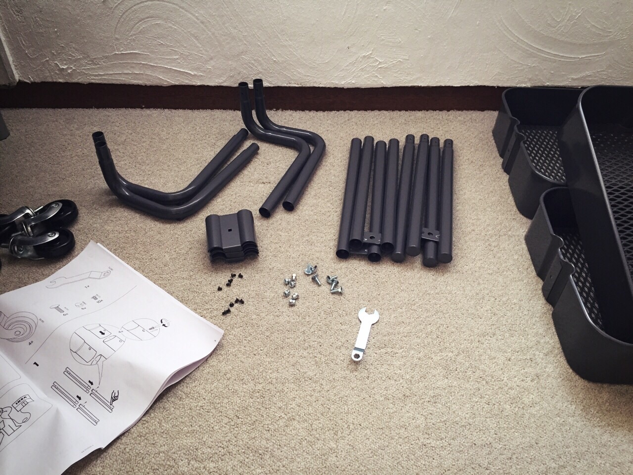 IKEAのRASKOGを組み立てて、兄さんの部屋に〜〜。_f0352323_00210401.jpg
