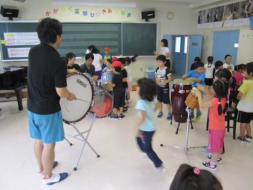 おとどけアート　星置東小学校×永田壮一郎　「音楽室を出る」_a0062127_3424244.jpg