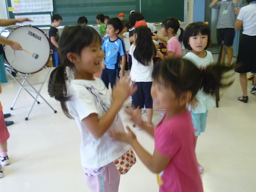 おとどけアート　星置東小学校×永田壮一郎　「音楽室を出る」_a0062127_3441665.jpg