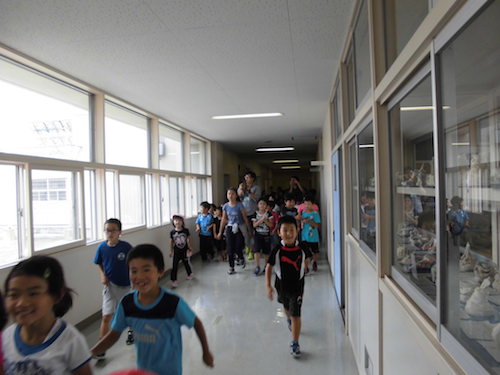 おとどけアート　星置東小学校×永田壮一郎　「音楽室を出る」_a0062127_3481951.jpg