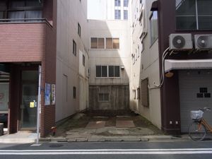 家具屋さんになった建物_a0012640_18393522.jpg