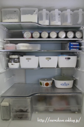 100均セリアのアイテムで 冷蔵庫白い収納 Merci