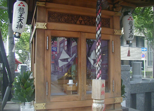 ●神社の造形―龍王大神の盛り塩_d0053294_20513011.jpg
