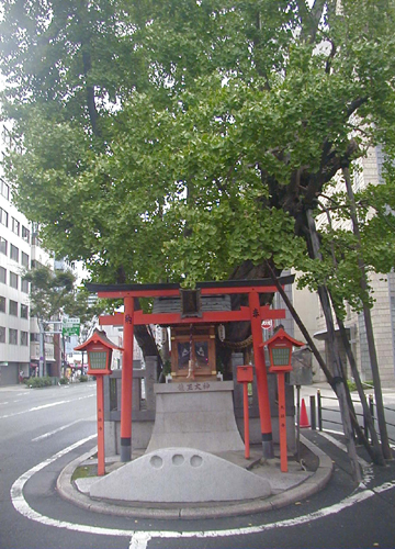 ●神社の造形―龍王大神の盛り塩_d0053294_2051479.jpg