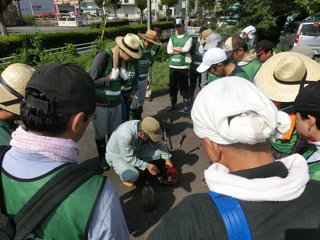 久しぶりの晴れ間に、ヒガンバナがきれいに見えるよう滝川の草刈り実施_f0141310_653561.jpg