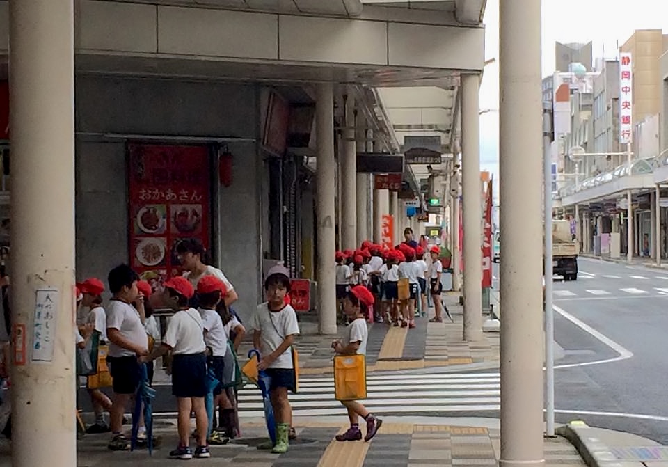 秋雨の商店街に子供達の声(*^^*)_b0093221_1461448.jpg