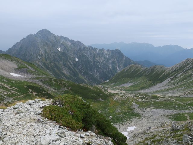 奥大日岳と剱御前小舎 : 月が昇れば