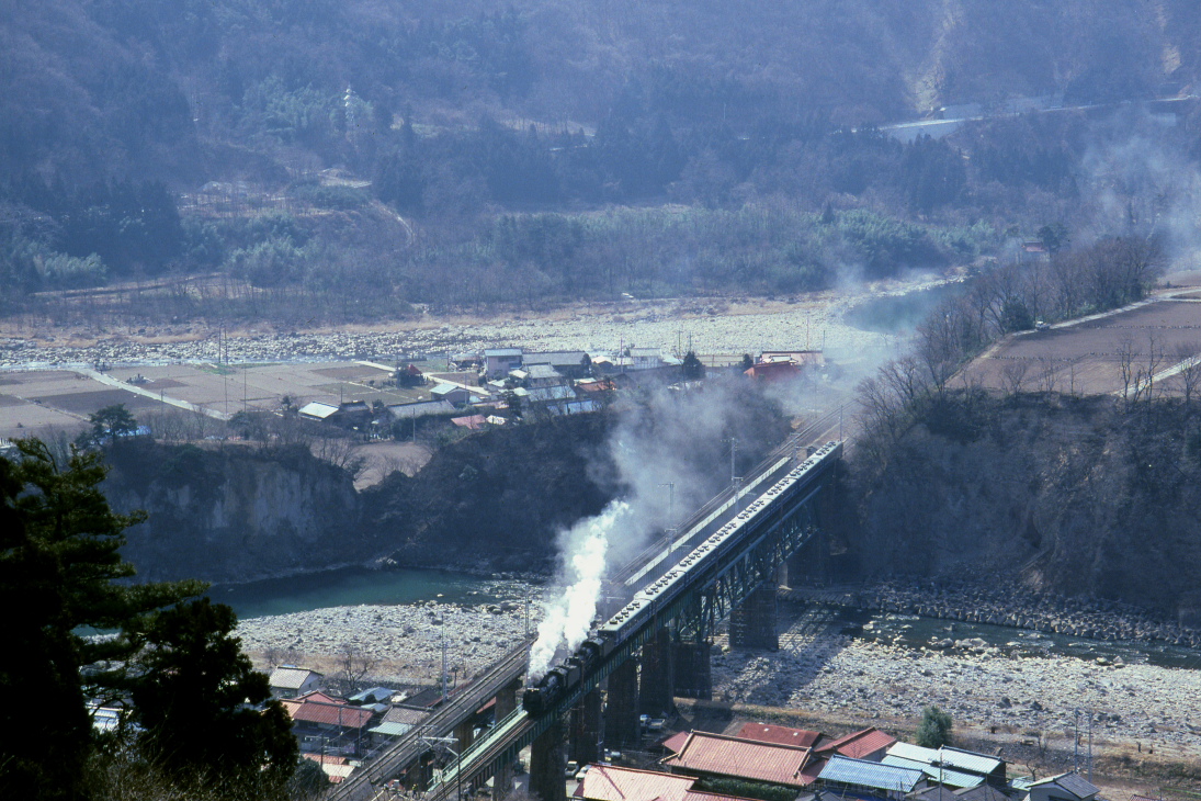 利根川の上に白煙2本 - 1992年・上越線 - _b0190710_23222386.jpg