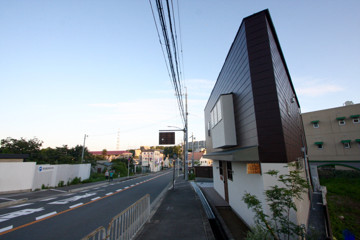 箕面の家 / 前面道路からの外観のようすです。_d0111714_1775767.jpg