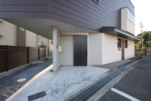 箕面の家 / 前面道路からの外観のようすです。_d0111714_1792569.jpg