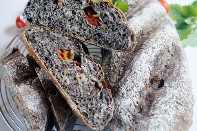 【イカ墨バゲット／カンパーニュ】にも焼きトマトが一杯入りました♪_b0033423_15185567.jpg