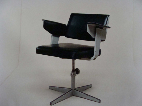 \"Friso Kramer Directors Chair\"ってこんなこと。_c0140560_1028015.jpg