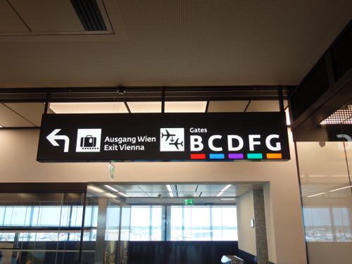 ウィーン国際空港のサイン 変更 これ 誰がデザインしたの