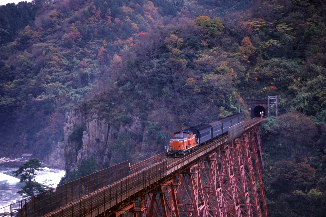 紅葉の余部鉄橋に赤い機関車と青い客車　- 1984年・山陰本線 -   _b0190710_2175985.jpg