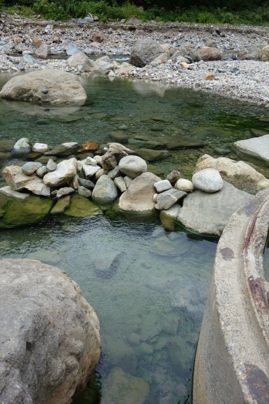 秋山郷切明温泉　川原の湯で足湯_a0219537_22422212.jpg