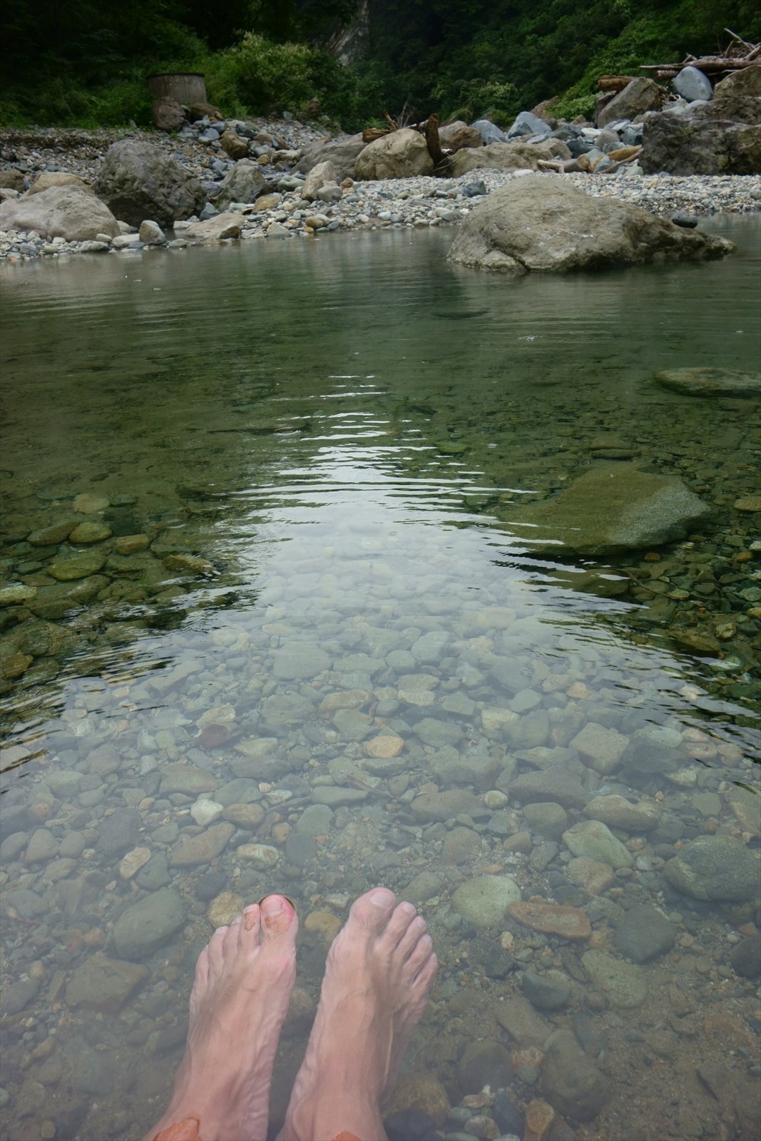 秋山郷切明温泉　川原の湯で足湯_a0219537_22424713.jpg