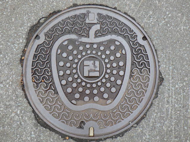りんごのマンホール_d0131668_1854438.jpg
