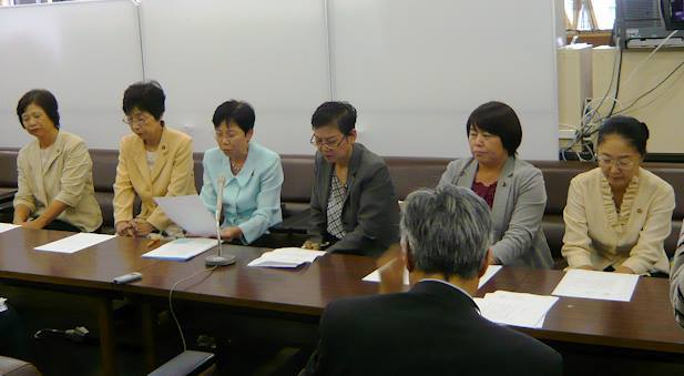広島県内の超党派の女性議員が、安保法案廃案を求め、アピール_e0094315_21335117.jpg