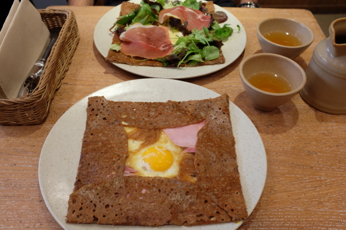 パリでガレットが美味しい店No.1 \"BREIZH Café ブレッツ カフェ\"_b0246303_04320390.jpg