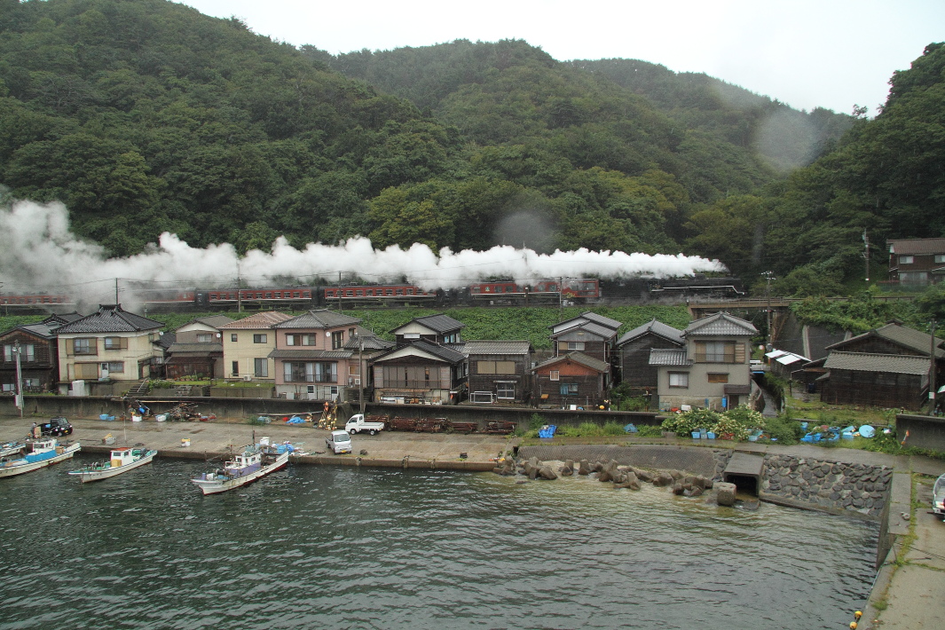 雨に濡れるレンズと白煙 - 2015年秋・羽越線 - _b0190710_2237350.jpg