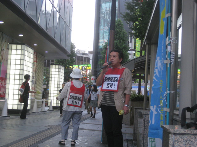 9月17日、岡山駅東口ビックカメラ前で、戦争法案の強行採決弾劾！街宣やりました_d0155415_1905449.jpg