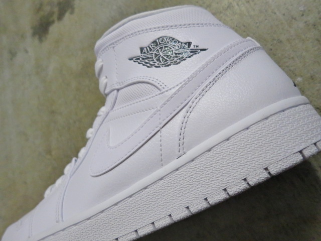 NIKE JORDAN 1 MID ・・・ 王道ですが稀少色・ALL WHITE!★!_d0152280_22183299.jpg