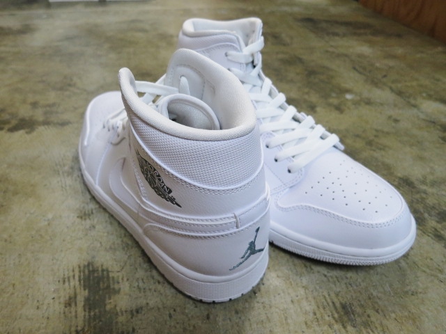 NIKE JORDAN 1 MID ・・・ 王道ですが稀少色・ALL WHITE!★!_d0152280_22184274.jpg