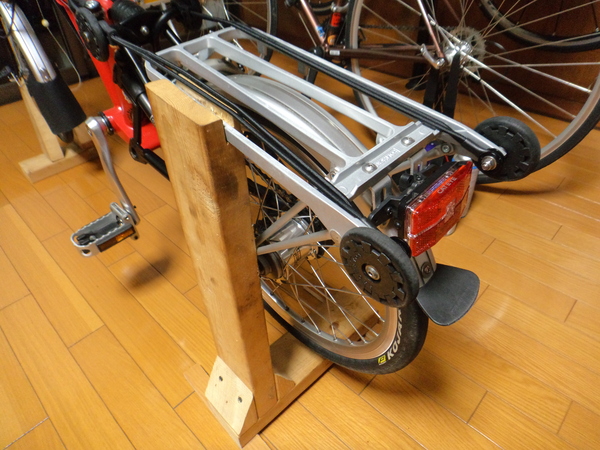 ブロンプトン専用 メンテナンス スタンドで整備・調整・清掃 ブロンプトン専用 メンテナンス スタンドで整備・調整・清掃