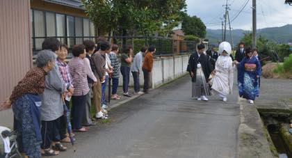 字倍神社での結婚式が終わる頃には青空も広がり......_b0194185_22444318.jpg