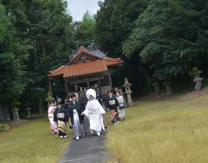 字倍神社での結婚式が終わる頃には青空も広がり......_b0194185_22475282.jpg