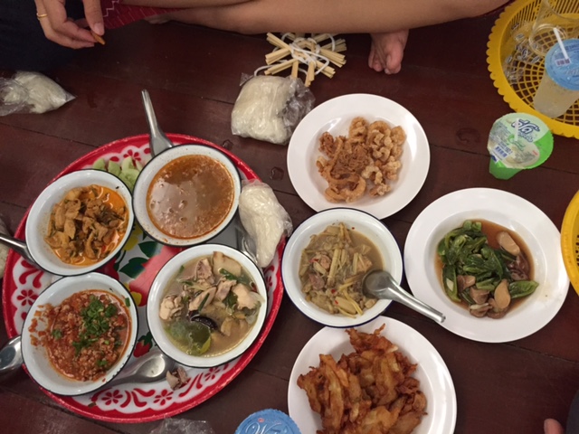 タイお寺ご飯無理です。_d0099507_22234837.jpg