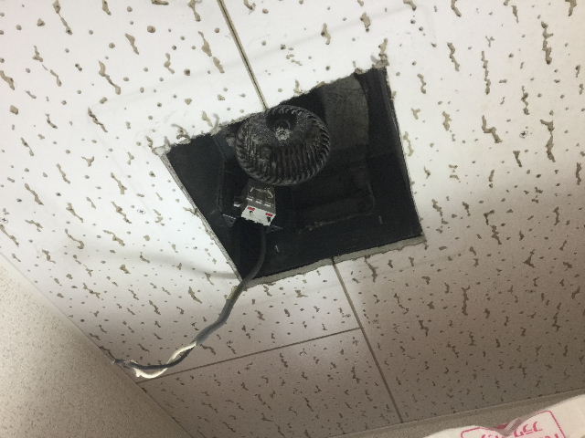 マンショントイレ換気扇交換_f0031037_18425965.jpg