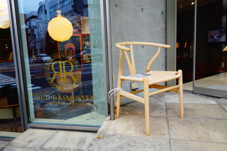 家具を探すのだ！ 南青山編 その3～The Signature Store　と　Carl Hansen & Son_a0287336_0333967.jpg